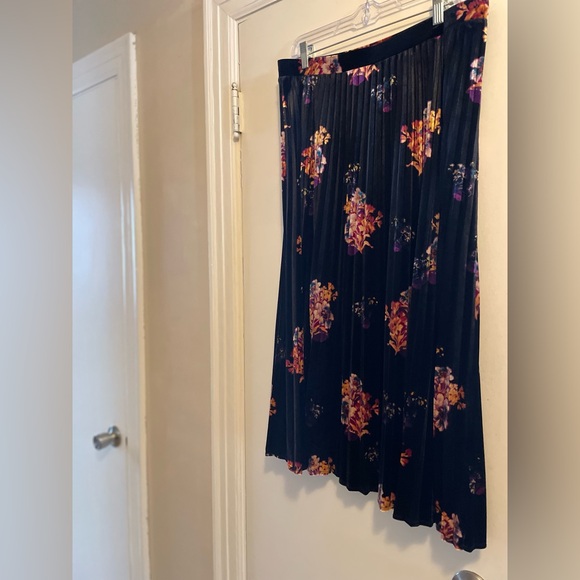 Anthropologie Maeve Black Floral Velvet Pleated Midi Skirt Size Large - Picture 6 of 11